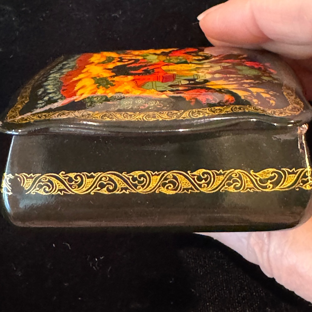 Exquisitely Hand-Painted Russian Palekh Lacquer Box Signed - Picture 7 of 11